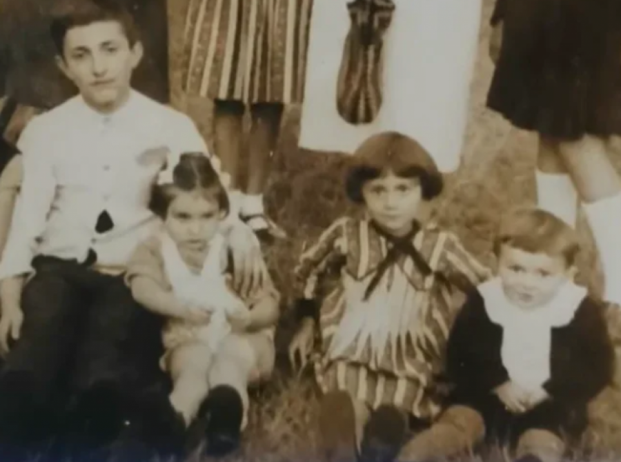 ISPLIVALA NIKAD VIĐENA FOTOGRAFIJA Medlin Olbrajt u zagrljaju srpskog dečaka, krila se u Vrnjačkoj banji od nacista  (FOTO)