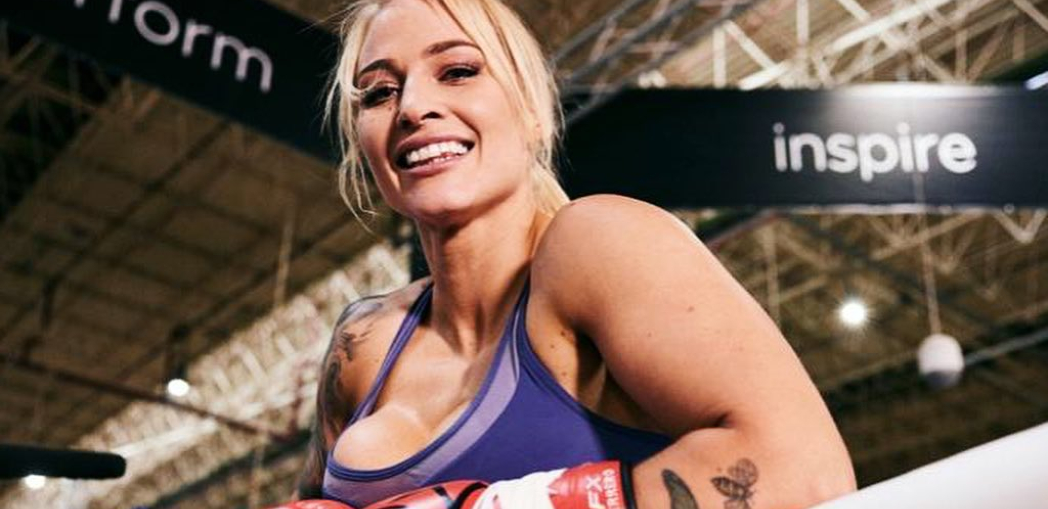 PROFESORKA MATEMATIKE U TANGAMA PRED KAMERAMA! Zanosna plavuša izvela striptiz pred meč, muškarci odlepili! (VIDEO)