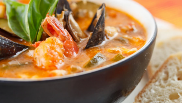 GOTOVA ZA SAT VREMENA Ovaj recept za riblju čorbu će vas oboriti s nogu, a gosti će misliti da ste pored šporeta stajali ceo dan!