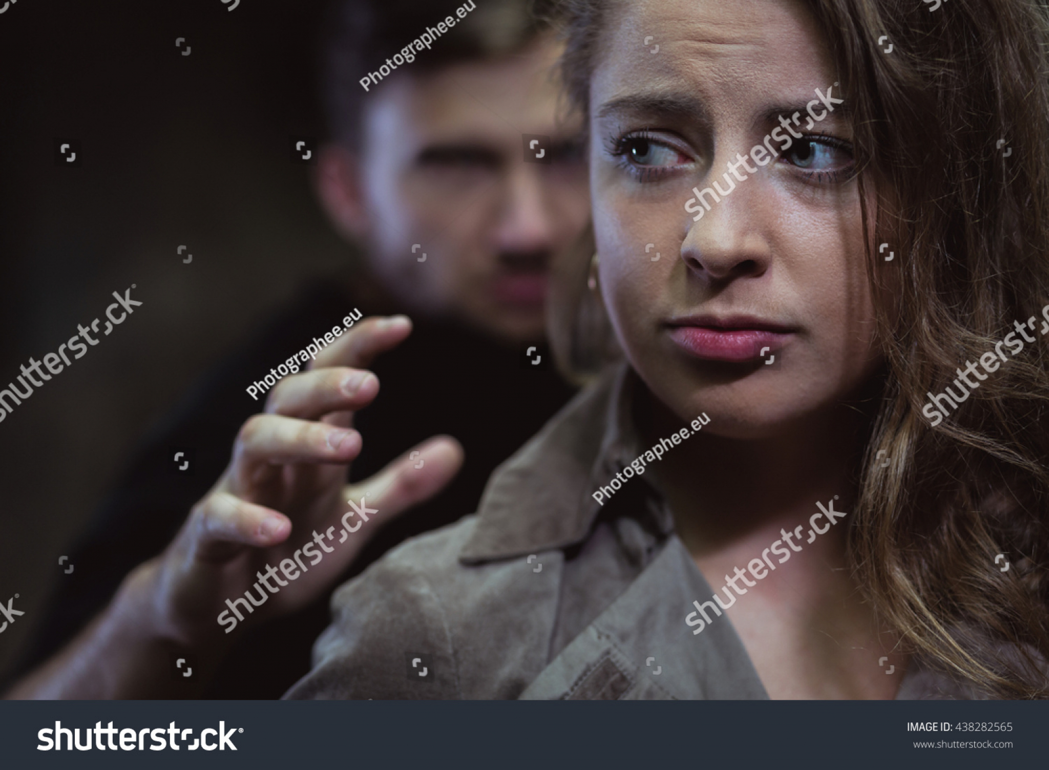 Manijak oteo devojku (19), spasao je taksi! Nepoznati muškarac preksinoć pokušao da siluje tinejdžerku