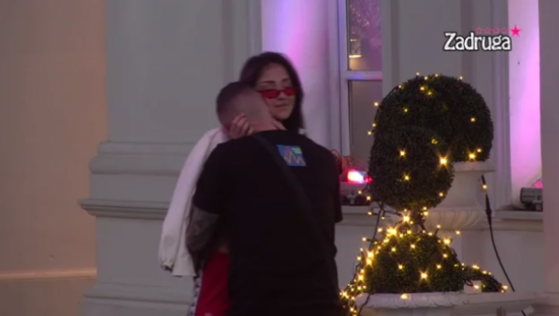 POLJUPCI PRŠTE NA SVE STRANE! Ša i Martina se prepustili vrelim dodirima i to pred svima, nisu mogli da obuzdaju strasti!