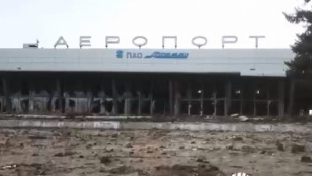 KRATERI, ROVOVI, SRUŠEN KONTROLNI TORANJ Isplivao prvi snimak razrušenog aerodroma u Mariupolju, pogledajte JEZIVE scene (VIDEO)