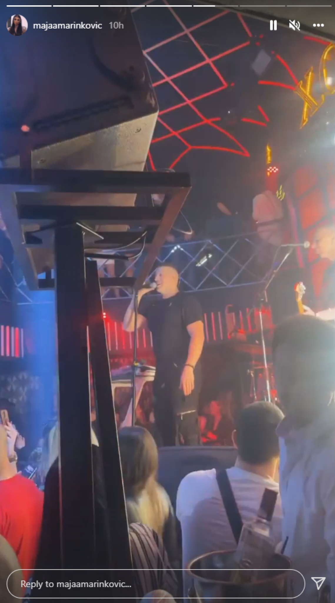 VREBA OŽENJENOG! Maja Marinković iz prvih redova pratila pevača, uživala u ludom provodu! (FOTO)