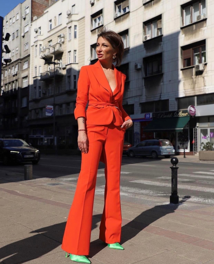 SUZANA PERIĆ NIKAD LEPŠA! Za modnu kreatorku centar Beograda je kao modna pista, detalji na njoj govore o neprolaznom stilu koji nosi!
