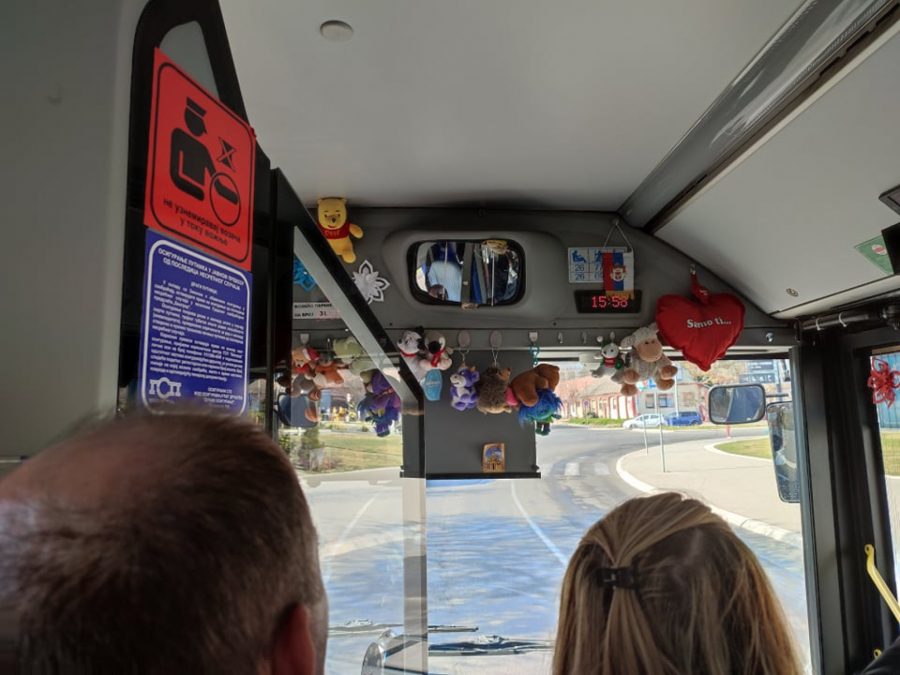 VOZAČ NA LINIJI 604 SE DOSETIO  Ukrasio je autobus plišanim šarenim igračkama i svima ulepšao putovanje