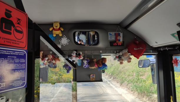 VOZAČ NA LINIJI 604 SE DOSETIO  Ukrasio je autobus plišanim šarenim igračkama i svima ulepšao putovanje
