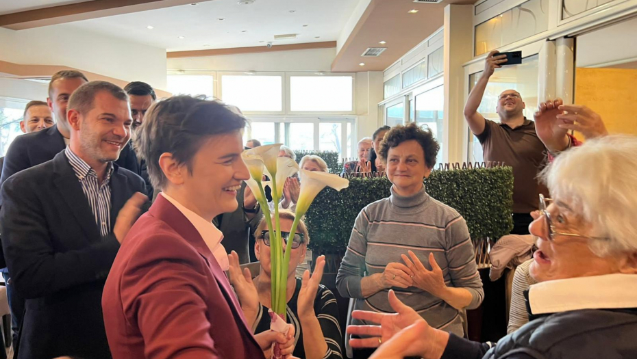 ANA BRNABIĆ SE OBRATILA PENZIONERIMA Vi ste zaslužni što danas imamo brzu prugu, kliničke centre i bolnice (FOTO)