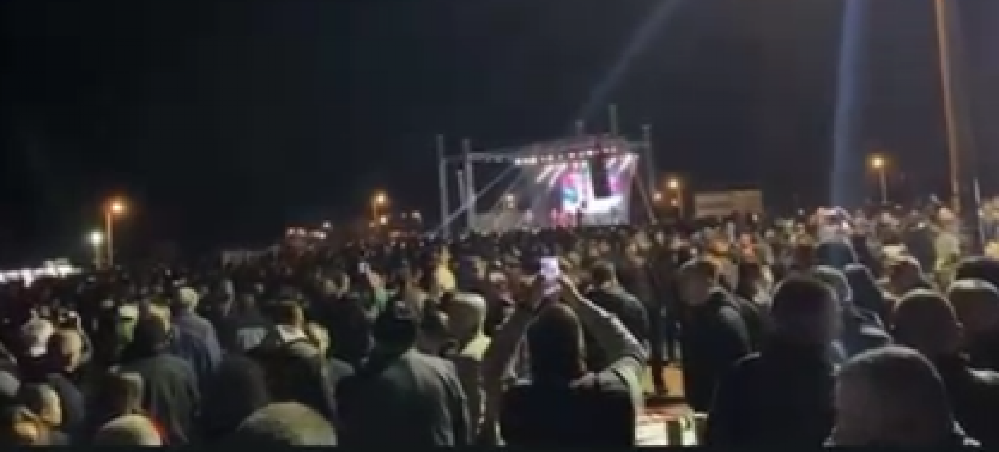PEVAJ, SRBIJO! Baja Mali Knindža priredio spektakl u Busijama - hiljade ljudi, ovacije i čista emocija (VIDEO)
