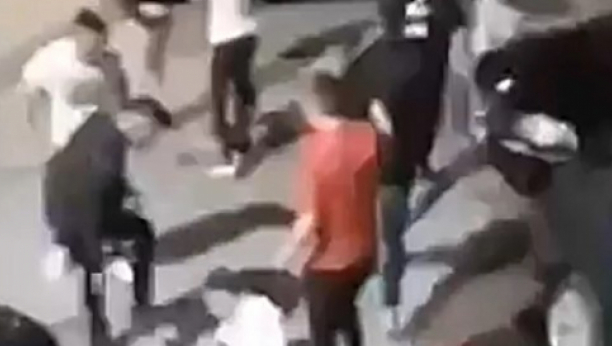 BRUTALNA TUČA U PRIJEPOLJU Devojke vrište dok napadači besomučno udaraju mladića (UZNEMIRUJUĆI VIDEO)