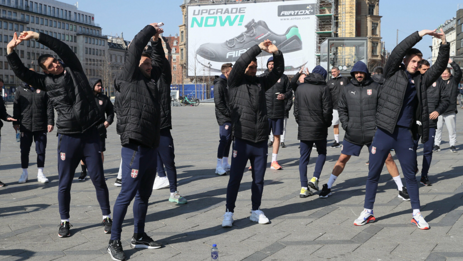 PIKSIJEVA TRADICIJA! "Orlovi" šetali Kopenhagenom, Danci oduševljeno gledali šta rade naši reprezentativci! (FOTO/VIDEO)