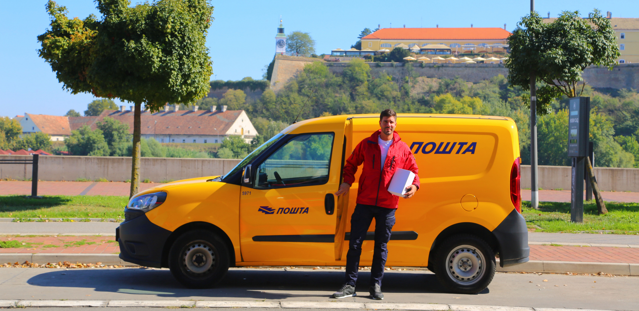 OD DANAS POŠTARI NOSE NOVE UNIFORME Evo kako izgledaju! (FOTO)