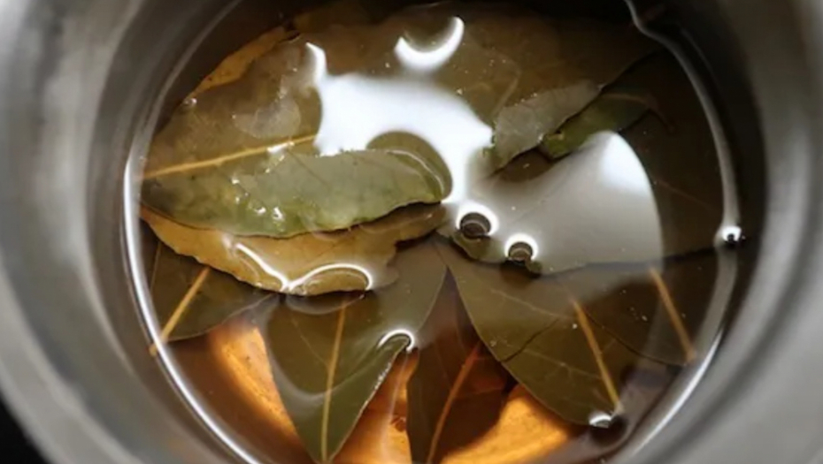 NEVEROVATNO MOĆAN LEK Prelijte lovor sa ovim uljem i automatski otkloniti bol u zglobovima, rešiti problem upaljenih limfnih čvorova, migrene...