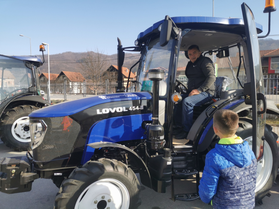 IVANA VOZI TRAKTOR KAO MUŠKARAC Ivanjički kraj je ponosan na ženu koja se ne libi najtežih poslova u malinjaku i njivi (FOTO)