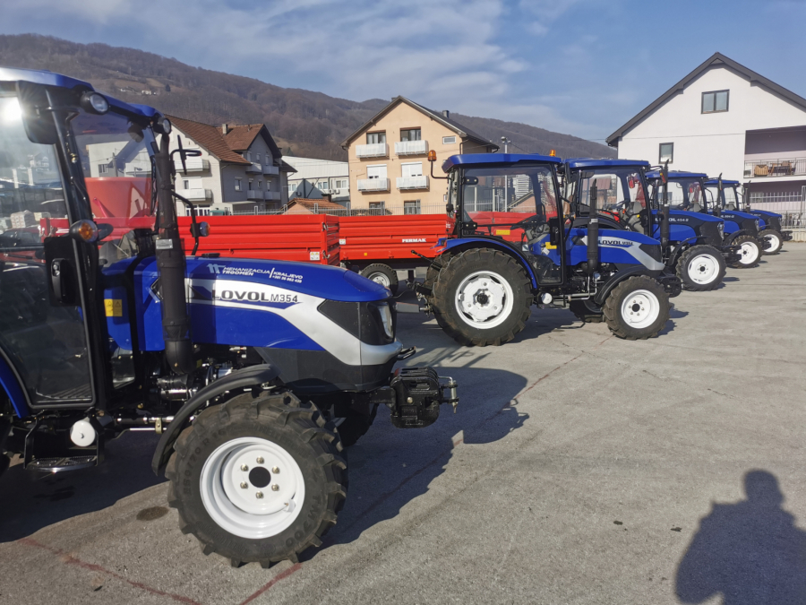 IVANA VOZI TRAKTOR KAO MUŠKARAC Ivanjički kraj je ponosan na ženu koja se ne libi najtežih poslova u malinjaku i njivi (FOTO)