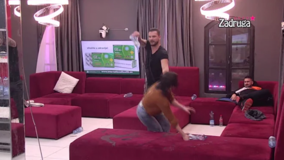 SMRDIŠ KU*VO, VREĆA SI RAZVALJENA! Marko Osmakčić nastavio da brutalno vređa Viktoriju, palo i polivanje!