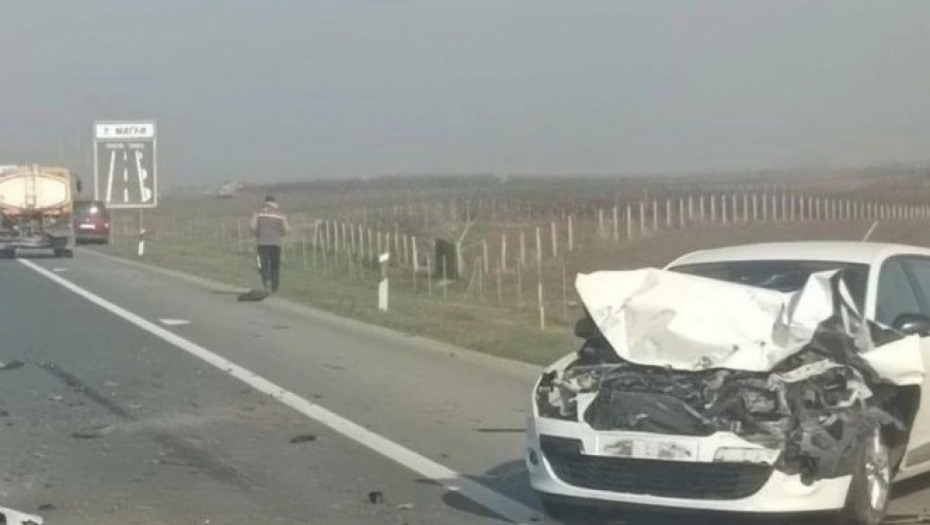 ŽESTOK SUDAR NA AUTO PUTU BEOGRAD-NOVI SAD Jedno vozilo potpuno uništeno, policija na licu mesta