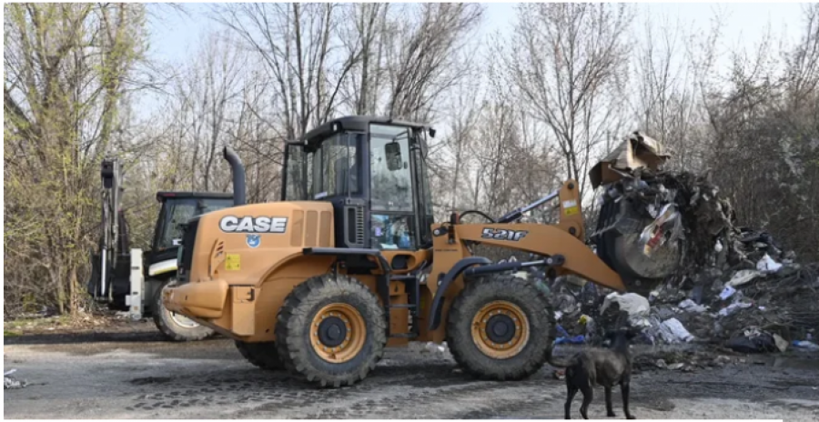 ISPUNJENO OBEĆANJE Vesić obišao početak čišćenja deponije iza Tehničke škole u Žarkovu (FOTO)