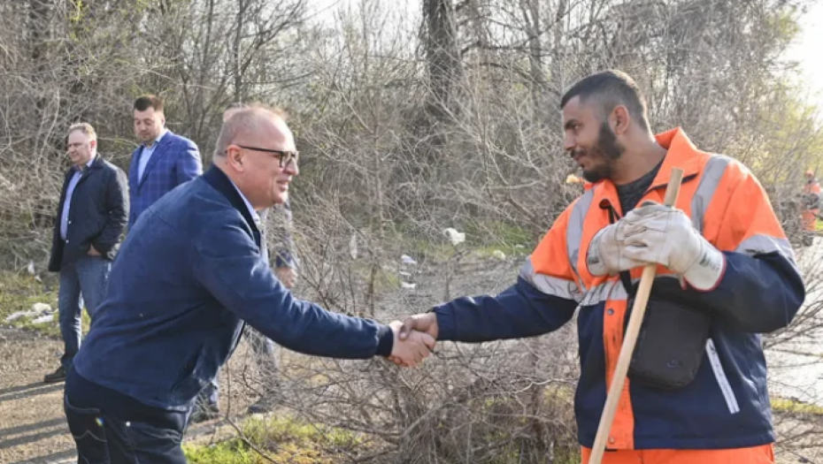 ISPUNJENO OBEĆANJE Vesić obišao početak čišćenja deponije iza Tehničke škole u Žarkovu (FOTO)