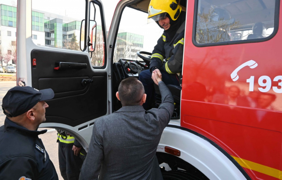 VULIN NA PREDSTAVLJANJU VATROGASNIH VOZILA: Samo ono što sami proizvedemo to je naše