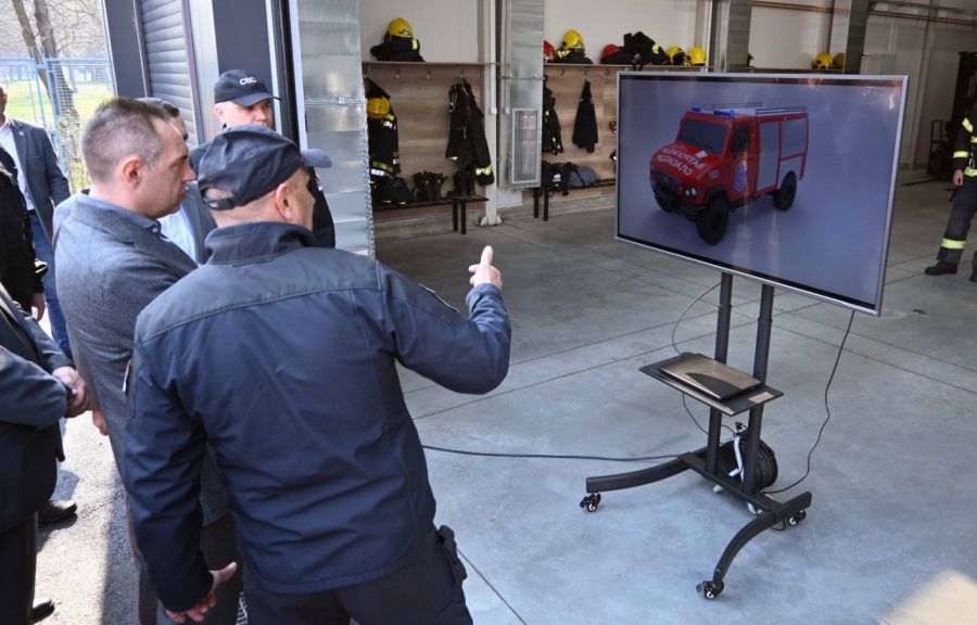 VULIN NA PREDSTAVLJANJU VATROGASNIH VOZILA: Samo ono što sami proizvedemo to je naše
