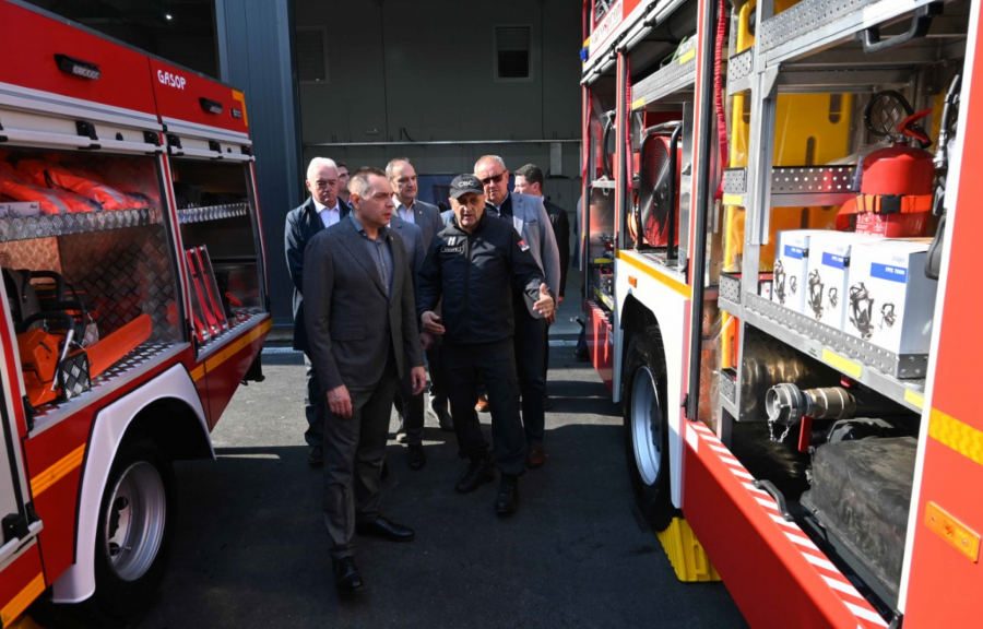 VULIN NA PREDSTAVLJANJU VATROGASNIH VOZILA: Samo ono što sami proizvedemo to je naše