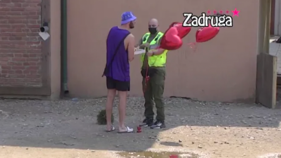 IMA DA BACIŠ TO! Mensur dobio poklon od Minine podrške, Milica odmah zapenila!