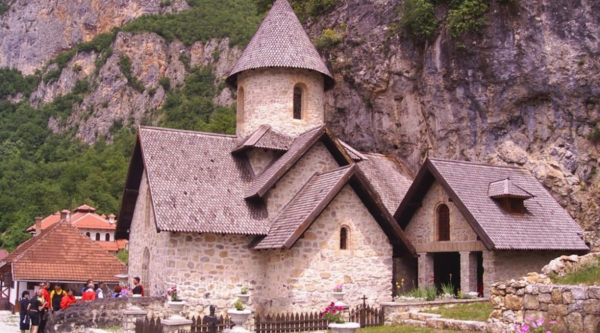 MANASTIR KUMANICA - SVETO MESTO Nepokretna prenoćila na ruševinama hrama, a ujutru prohodala