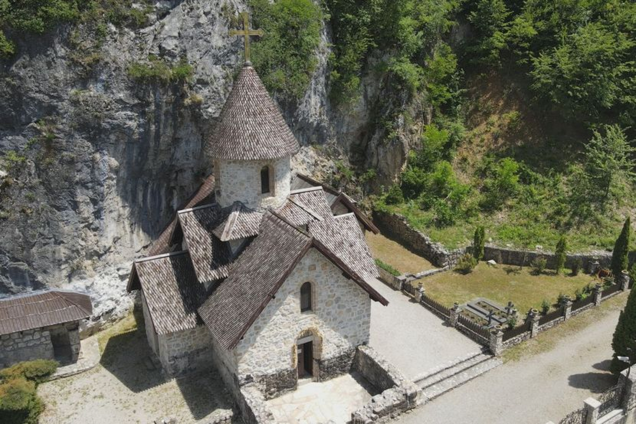 MANASTIR KUMANICA - SVETO MESTO Nepokretna prenoćila na ruševinama hrama, a ujutru prohodala