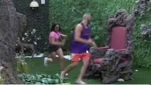 PRILAGODIO SE NJENIM GODINAMA?! Mensur podetinjio zajedno sa Milicom, cimeri šokirani takvim ponašanjem!