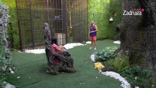 PRILAGODIO SE NJENIM GODINAMA?! Mensur podetinjio zajedno sa Milicom, cimeri šokirani takvim ponašanjem!