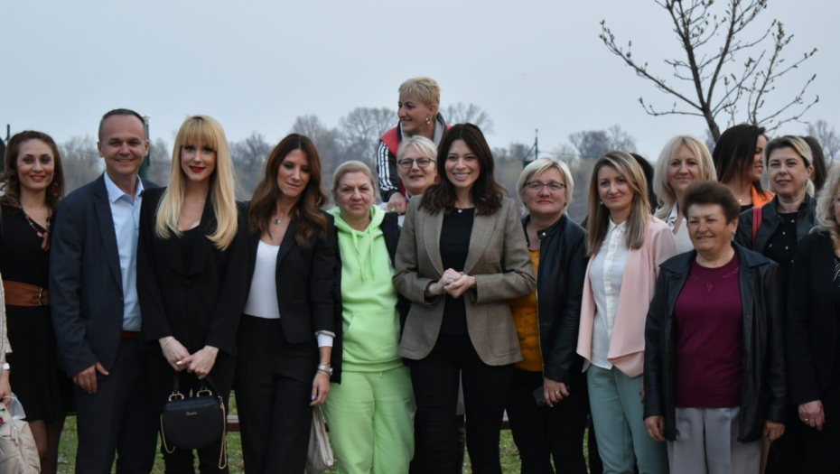 IRENA VUJOVIĆ I IVA ŠTRLJIĆ NA TRIBINI POSVEĆENOJ ŽENAMA Srbija na čelu sa Aleksandrom Vučićem ostvarila uspeh i napredak na polju rodne ravnopravnosti