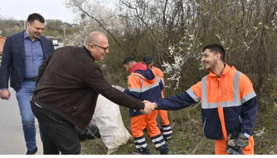 Vesić obišao čišćenje deponije u Malom Mokrom Lugu (FOTO)