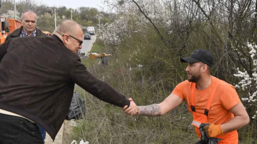 Vesić obišao čišćenje deponije u Malom Mokrom Lugu (FOTO)