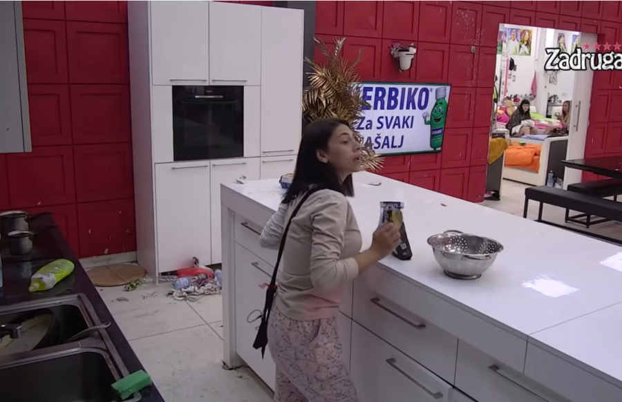 TI SI MACA DISKRECIJA SA ALI EKSPRESA! Milica i Ana u brutalnom sukobu, popljuvale jedna drugu najstrašnije, letelo perje na sve strane!