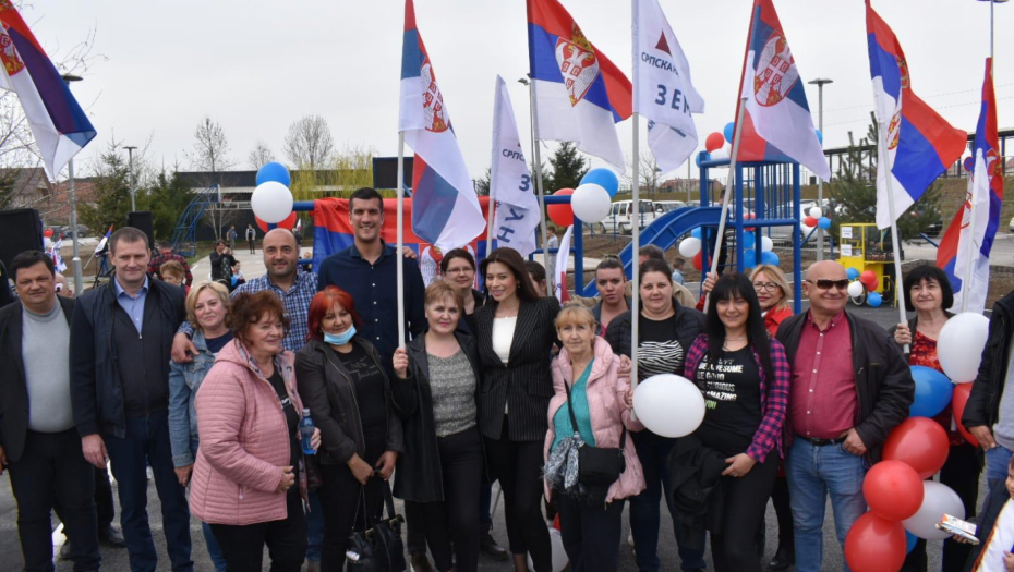 "DELA NAJBOLJE GOVORE" Irena Vujović i Marko Kešelj obišli novootvoreno igralište u Zemunu (FOTO)