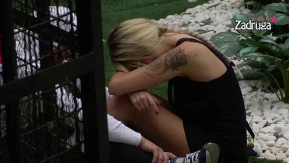 RASULA SE NA KOMADE! Aleksandra se prisetila majke Slovenke, pa se rasplakala i jecala!