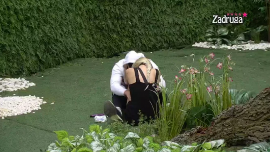 RASULA SE NA KOMADE! Aleksandra se prisetila majke Slovenke, pa se rasplakala i jecala!