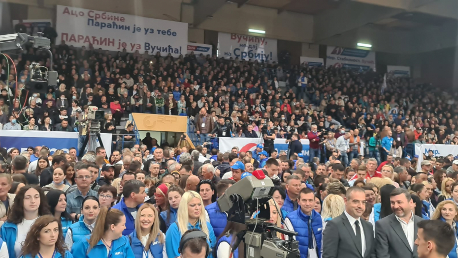 PARAĆIN JE UZ VUČIĆA Ogroman broj građana se okupio da dočeka predsednika Srbije