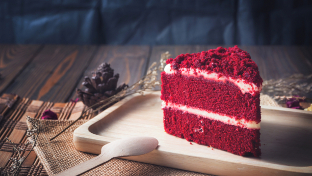 OMILJENA POSLASTICA AMERIKANACA: Red velvet torta je prava harmonija ukusa! (VIDEO)