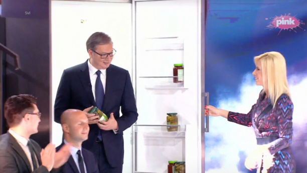 VUČIĆ STVARNO IZAŠAO IZ FRIŽIDERA SA TEGLOM KRASTAVACA U RUCI Predsednik napravio šou u emisiji i oduševio sve (FOTO/VIDEO)