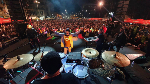 LUKASU NI KIŠA NE MOŽE NIŠTA! Ceo Šabac peva hitove najveće zvezde Balkana! (VIDEO)