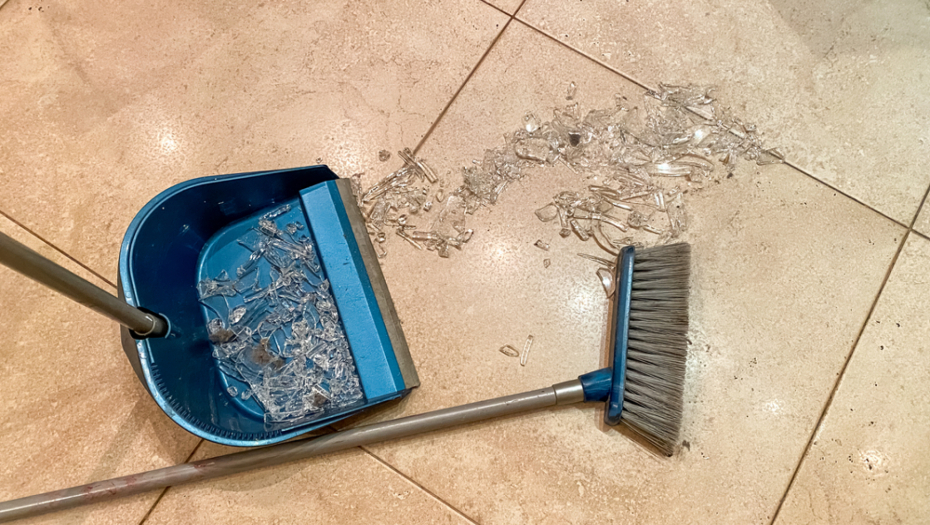 Komadiće stakla nikako ne treba da usisavate! Probajte ova alternativna rešenja