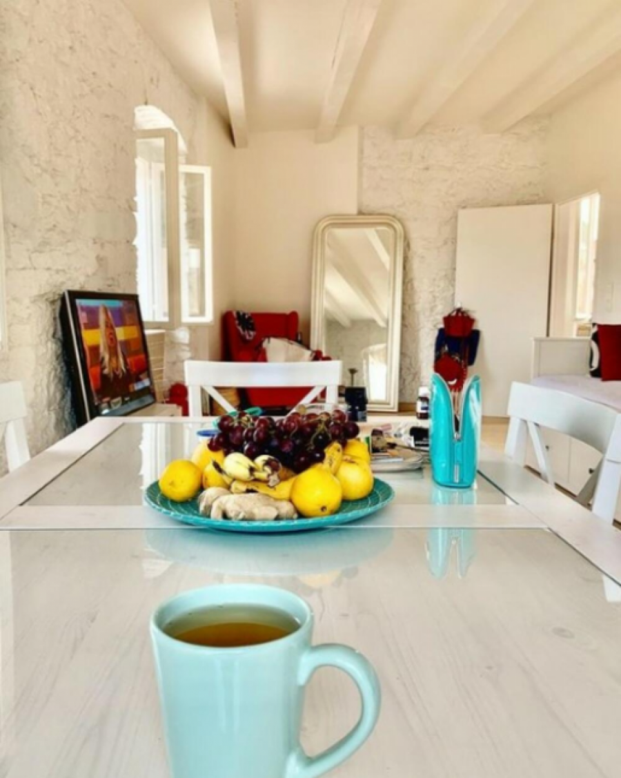 TIRKIZNA KUHINJA, KAMIN I POGLED OD MILION DOLARA Nina Badrić otkrila kako izgleda njena oaza na Hvaru! (FOTO)