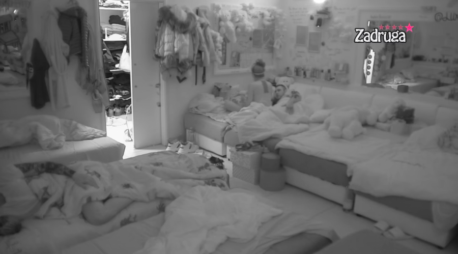 POLUDEO, PA NAPUSTIO KREVET! Dalila ne prestaje da napada Cara zbog pesme koju je pevao, on joj prebacio Dejana, pa se okrenuo i otišao!