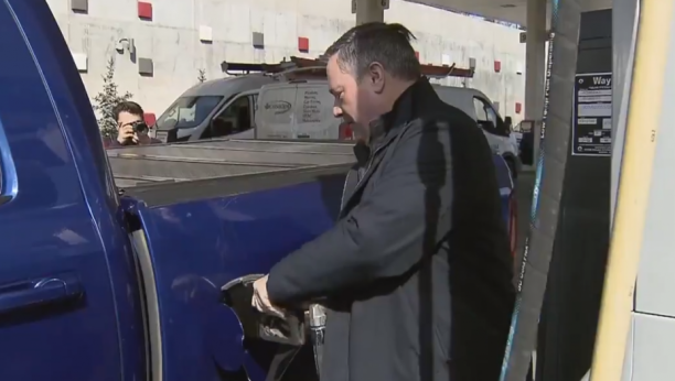 TEŠKO BLAMIRANJE Kanadski političar ne ume da sipa gorivo u automobil! (VIDEO)
