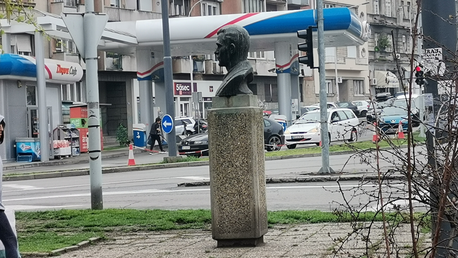 Rađen i Milica komšije