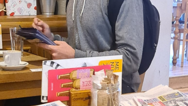 UHVAĆENI NA DELU! LAŽNI EKOLOZI KRŠE IZBORNU TIŠINU Delili flajere koalicije "Moramo", pa seli u kafić da odmore (FOTO)