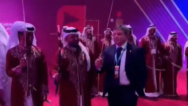 OVO NISTE VIDELI U PRENOSU Piksi uzeo mač i ukrao šou u Kataru! (VIDEO)