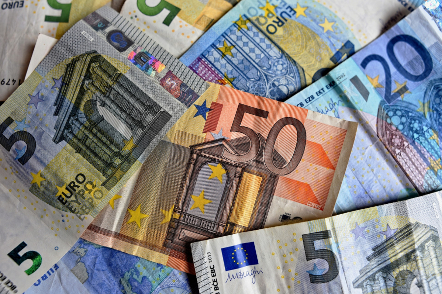 DOLAR NA MINIMUMU, JEN NAJVEĆI DOBITNIK Evo kako stoje evro i britanska funta na valutnim tržištima!