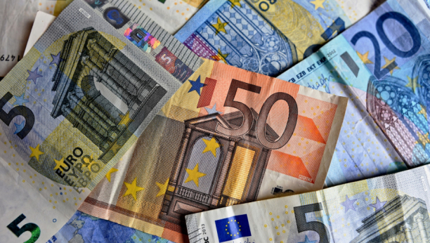 SVET U ŠOKU Vrednost evra pala ispod dolara